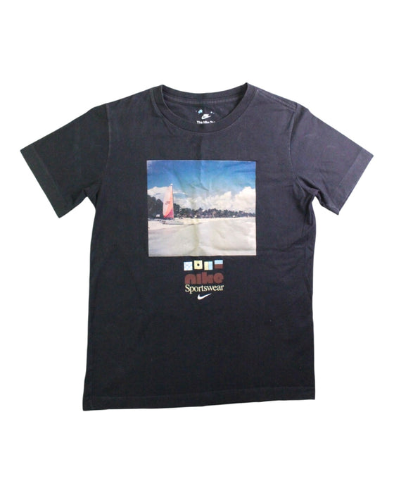A Black Short Sleeve T Shirts from Nike in size 10Y for boy. (Front View)