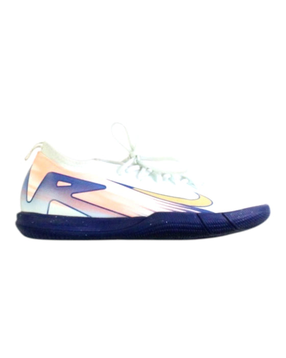 A White Sneakers from Nike in size 11Y for boy. (Front View)