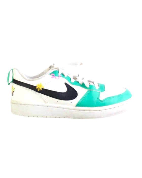 A White Sneakers from Nike in size 11Y for neutral. (Front View)