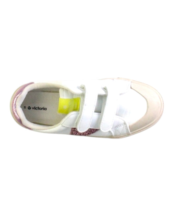 A White Sneakers from Victoria in size 9Y for girl. (Front View)