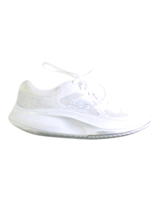 A White Sneakers from Skechers in size 11Y for neutral. (Front View)