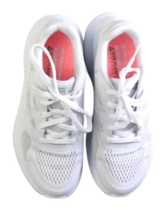 A White Sneakers from Skechers in size 11Y for neutral. (Back View)