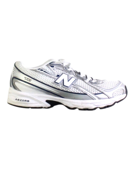 A White Sneakers from New Balance in size 10Y for neutral. (Front View)