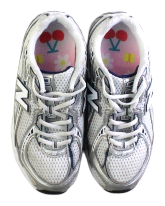 A White Sneakers from New Balance in size 10Y for neutral. (Back View)