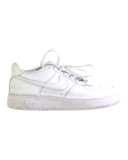 A White Sneakers from Nike in size 10Y for neutral. (Front View)