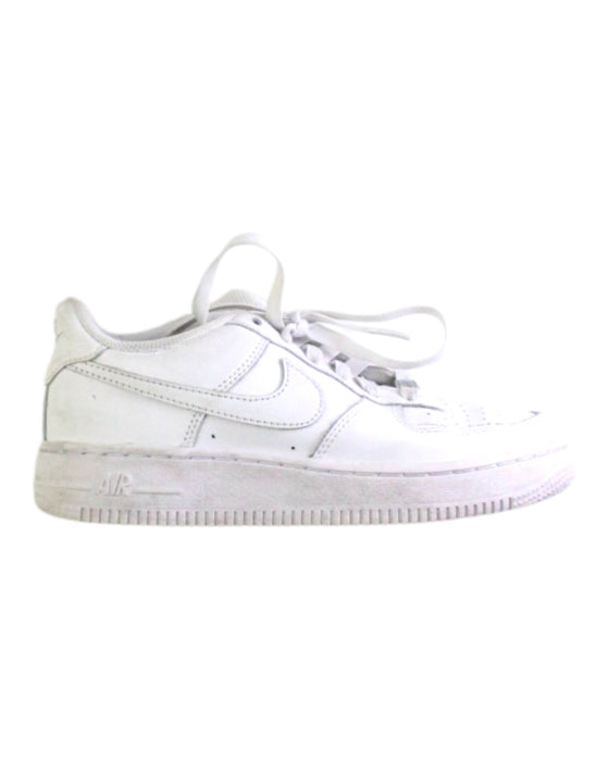 A White Sneakers from Nike in size 10Y for neutral. (Front View)