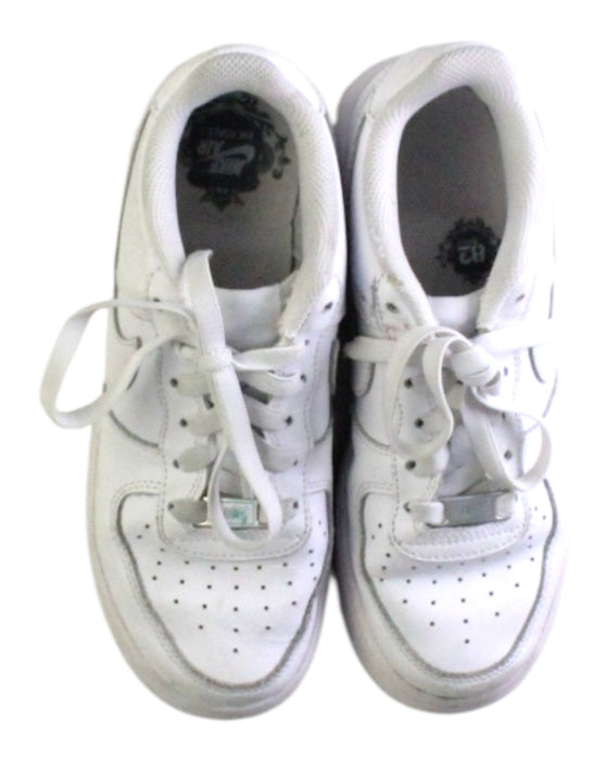 A White Sneakers from Nike in size 10Y for neutral. (Back View)