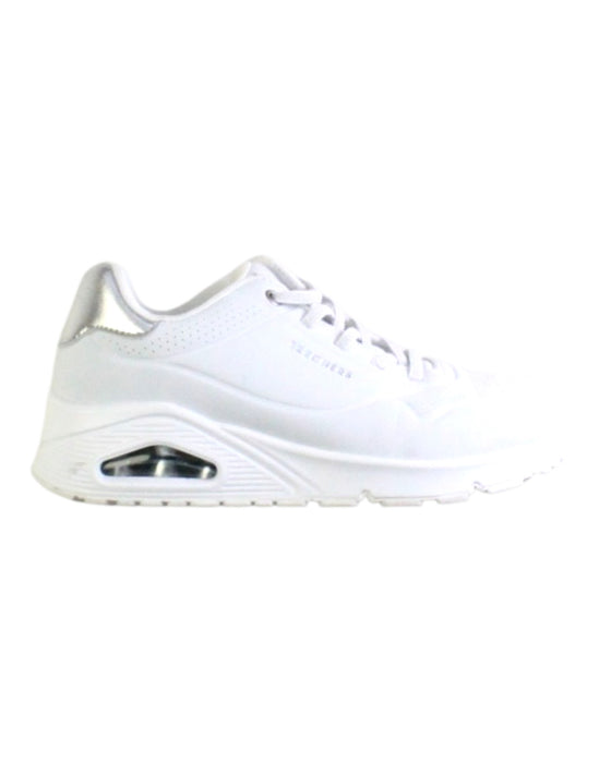A White Sneakers from Skechers in size 11Y for neutral. (Front View)
