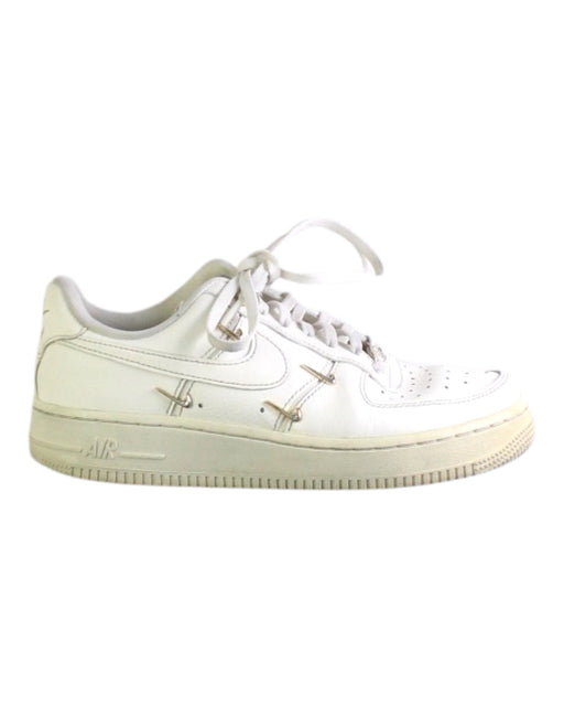 A White Sneakers from Nike in size 11Y for girl. (Front View)