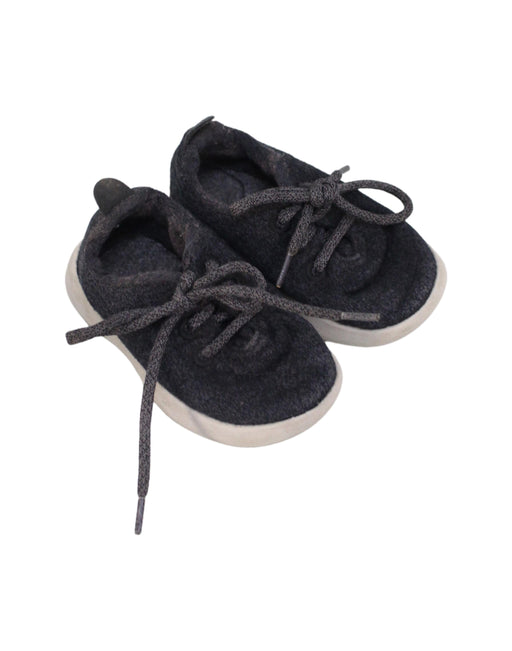 A Grey Sneakers from Smallbirds in size 18-24M for neutral. (Front View)