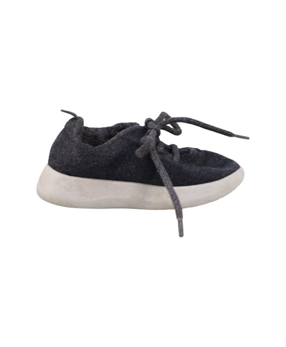 A Grey Sneakers from Smallbirds in size 18-24M for neutral. (Back View)