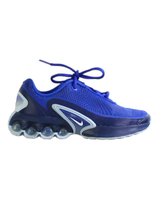 A Blue Sneakers from Nike in size 7Y for boy. (Front View)