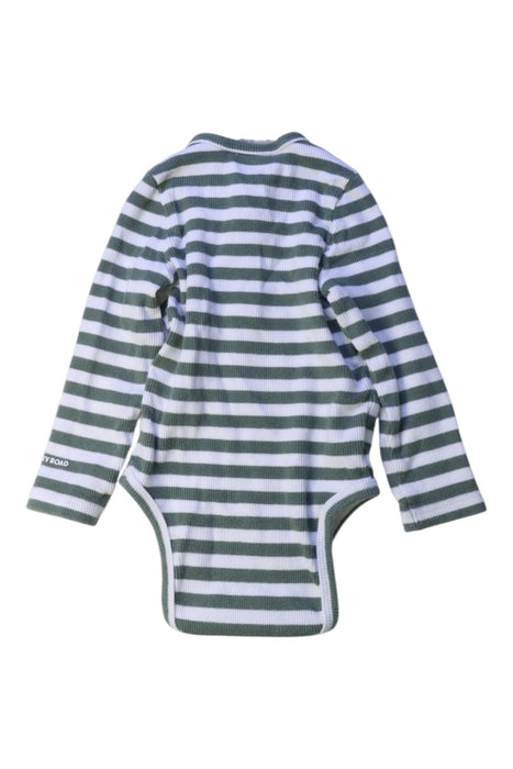 A Grey Long Sleeve Bodysuits from Country Road in size 3-6M for boy. (Back View)