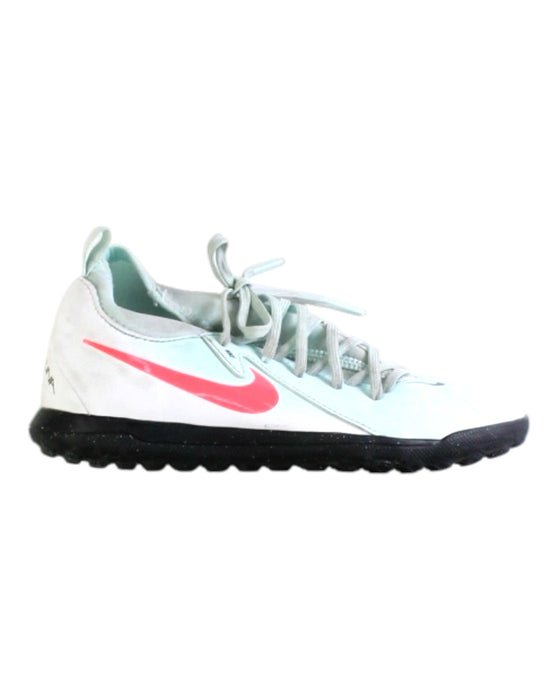 A White Sneakers from Nike in size 7Y for boy. (Front View)