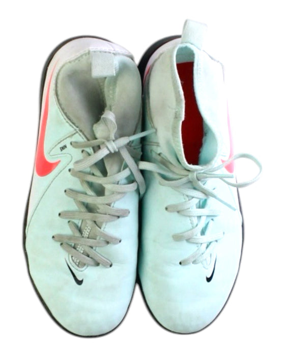 A White Sneakers from Nike in size 7Y for boy. (Back View)