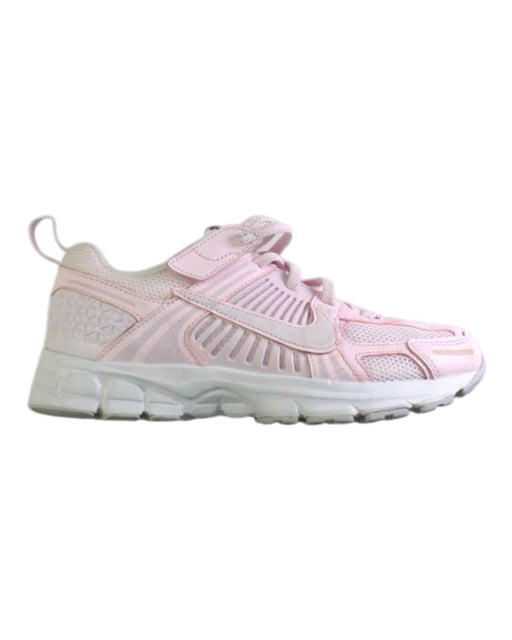 A Pink Sneakers from Nike in size 7Y for girl. (Front View)