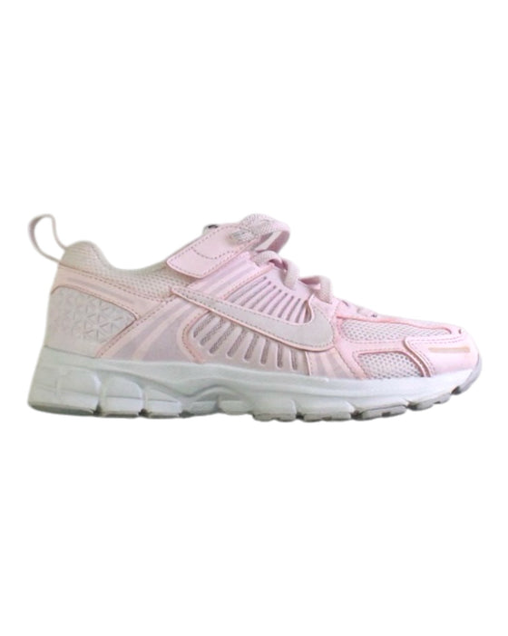 A Pink Sneakers from Nike in size 7Y for girl. (Front View)