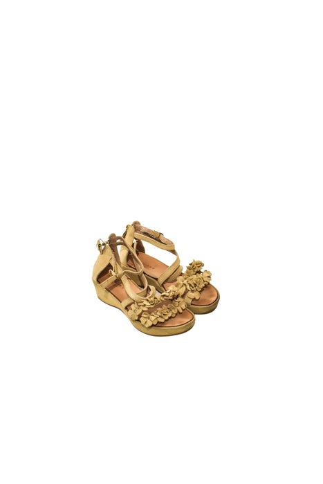 A Beige Sandals from null in size 7Y for girl. (Front View)