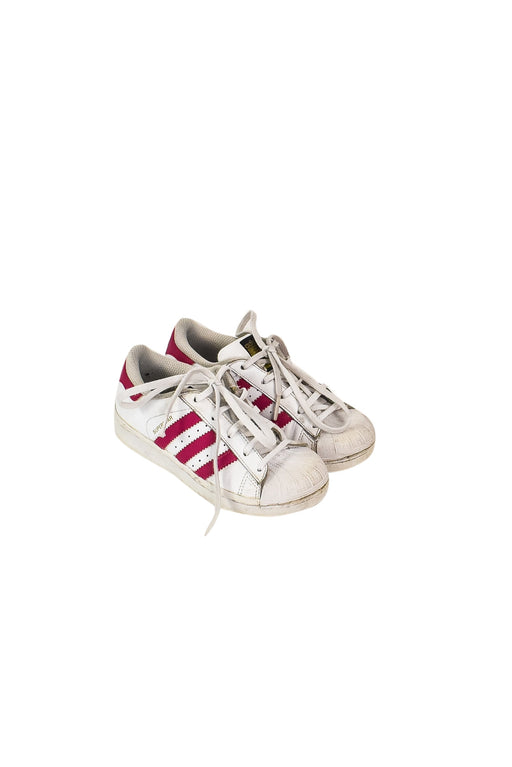 A White Sneakers from Adidas in size 5T for girl. (Front View)
