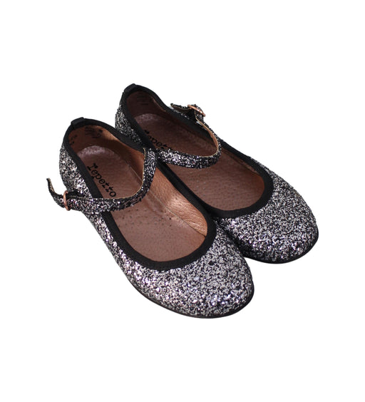 A Black Flats from Repetto in size 6T for girl. (Front View)