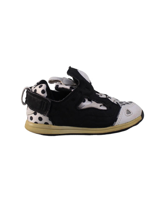 A Black Sneakers from Reebok in size 18-24M for girl. (Back View)