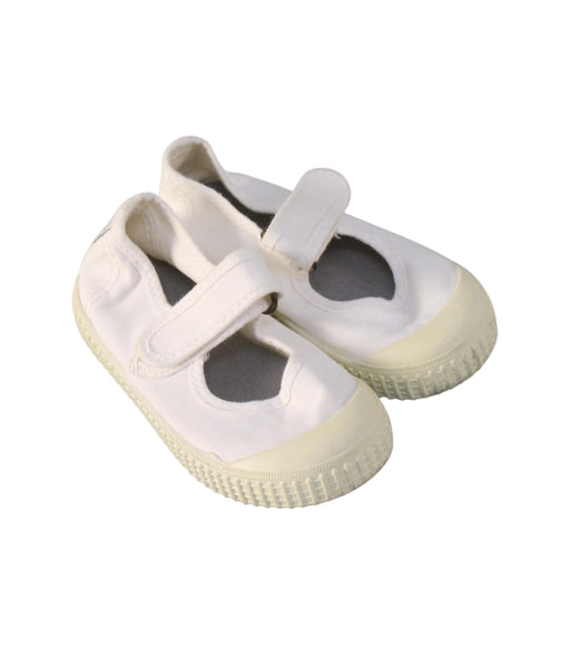 A White Flats from Victoria in size 3T for girl. (Front View)