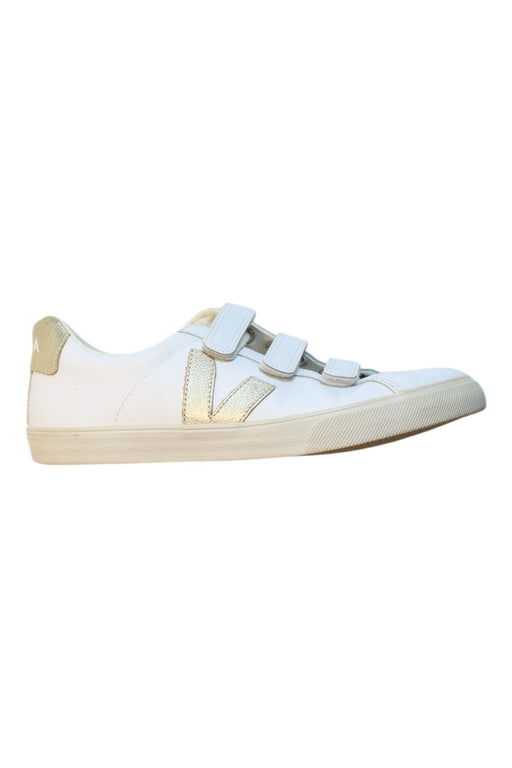 A White Sneakers from Veja in size 12Y for girl. (Front View)