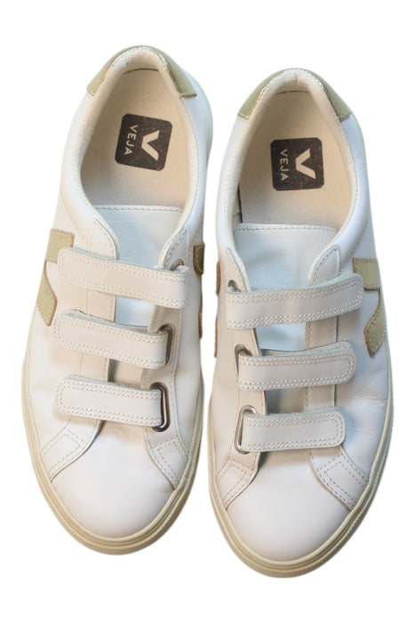 A White Sneakers from Veja in size 12Y for girl. (Back View)