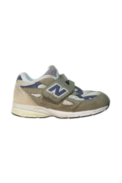 A Beige Sneakers from New Balance in size 3T for boy. (Front View)