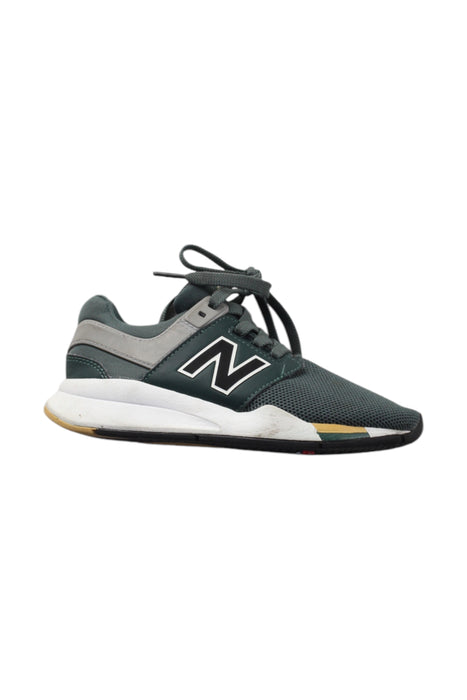 A Green Sneakers from New Balance in size 7Y for neutral. (Front View)