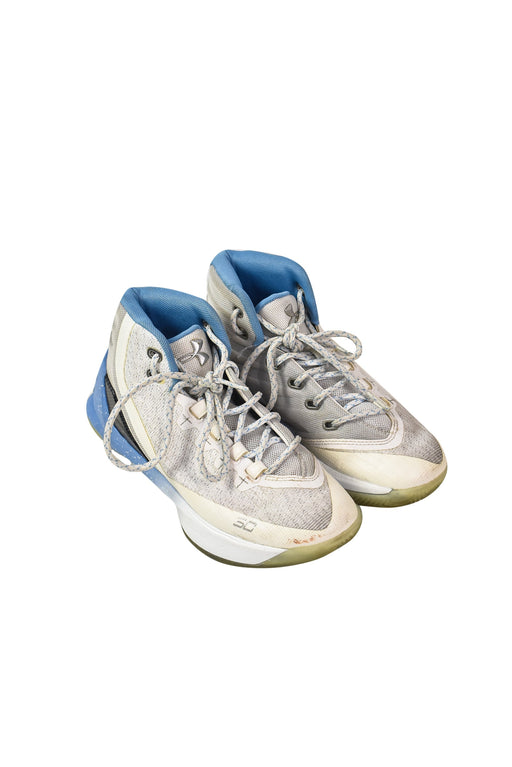 A White Sneakers from Under Armour in size 9Y for boy. (Front View)