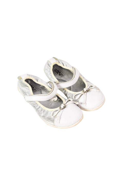 A Silver Flats from Step2wo in size 7Y for girl. (Front View)
