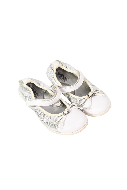 A Silver Flats from Step2wo in size 7Y for girl. (Front View)