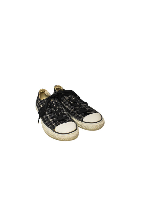 A Black Sneakers from Converse in size 7Y for neutral. (Front View)