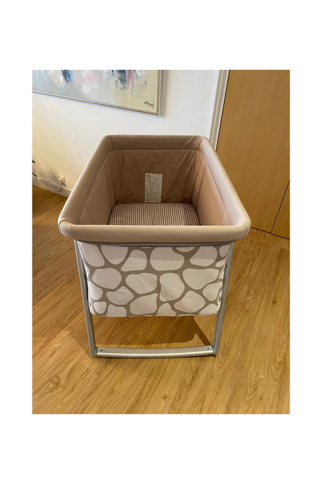 A Beige Cots & Cribs from BabyHome in size 0-3M for neutral. 