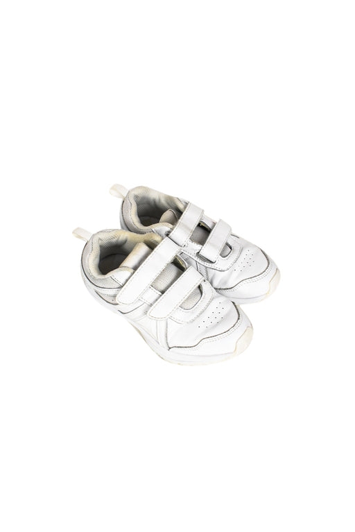 A White Sneakers from Reebok in size 4T for neutral. (Front View)