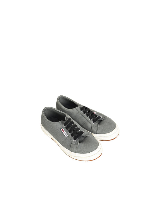 A Grey Sneakers from Superga in size 6T for neutral. (Front View)