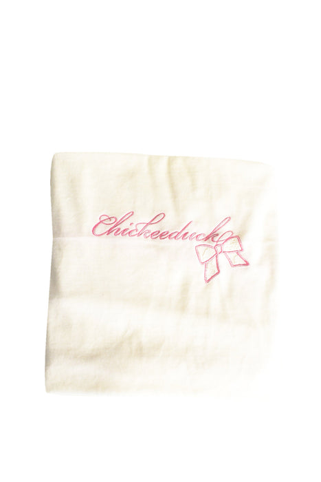 A White Blankets from Chickeeduck in size O/S for girl. (Front View)