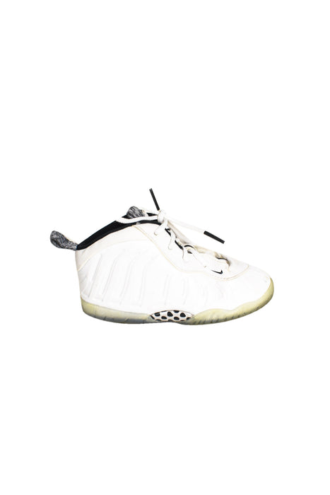 A White Sneakers from Nike in size 3T for neutral. (Back View)