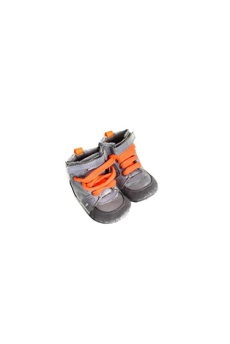 A Grey Boots & Booties from Stella McCartney in size 6-12M for boy. (Front View)