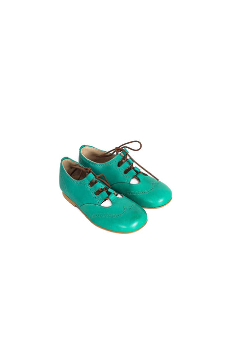 A Green Dress Shoes from Manuela de Juan in size 5T for girl. (Front View)