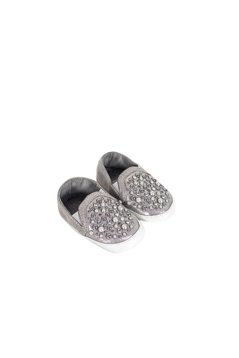 A Grey Sneakers from Stuart Weitzman in size 6-12M for girl. (Front View)