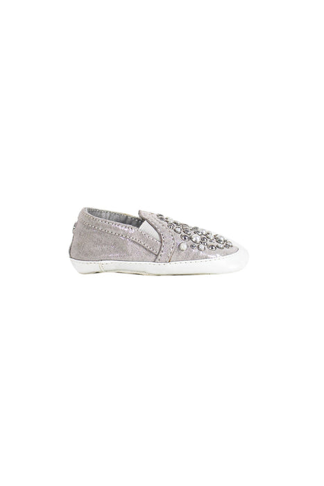 A Grey Sneakers from Stuart Weitzman in size 6-12M for girl. (Back View)
