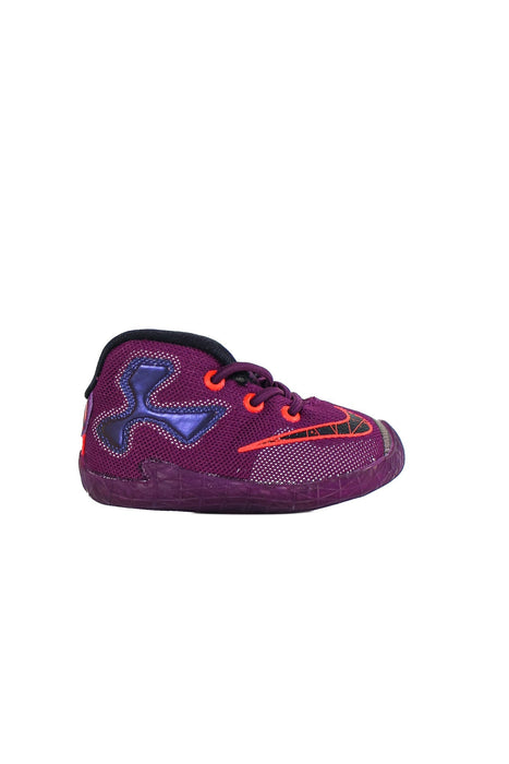 A Purple Sneakers from Nike in size 6-12M for boy. (Back View)