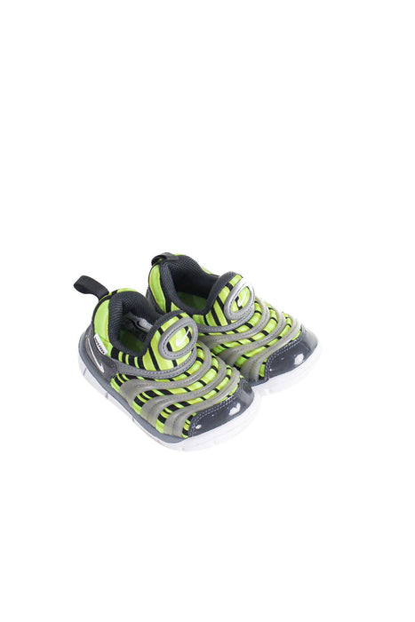 A Grey Sneakers from Nike in size 12-18M for boy. (Front View)