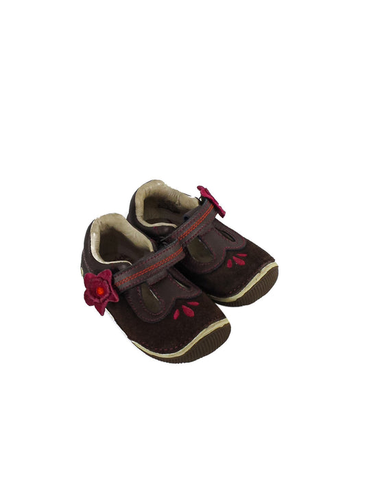 A Brown Sneakers from Stride Rite in size 12-18M for girl. (Front View)