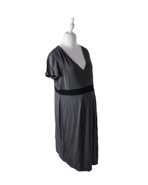 A Grey Short Sleeve Dresses from Momo Maternity in size L for maternity. (Front View)