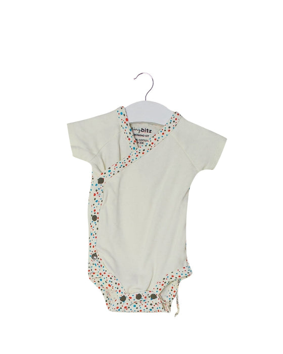 A Ivory Short Sleeve Bodysuits from TinyBitz in size 0-3M for neutral. (Front View)