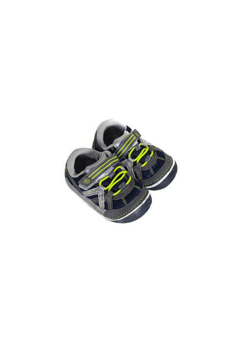 A Grey Sneakers from Stride Rite in size 12-18M for neutral. (Front View)