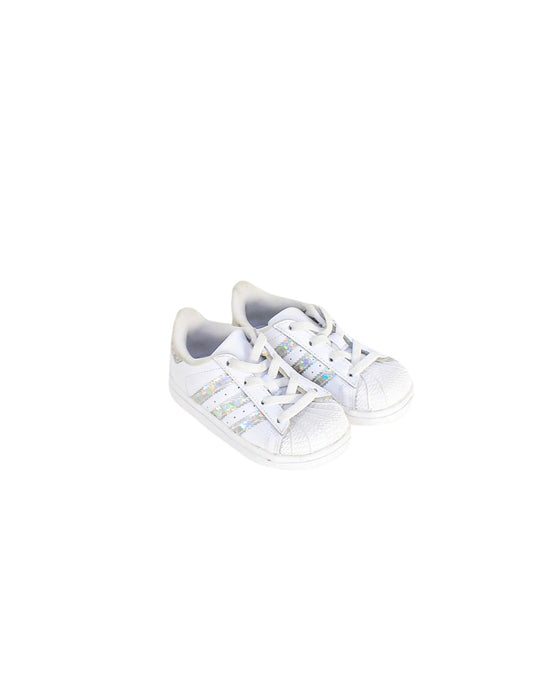 A White Sneakers from Adidas in size 18-24M for girl. (Front View)